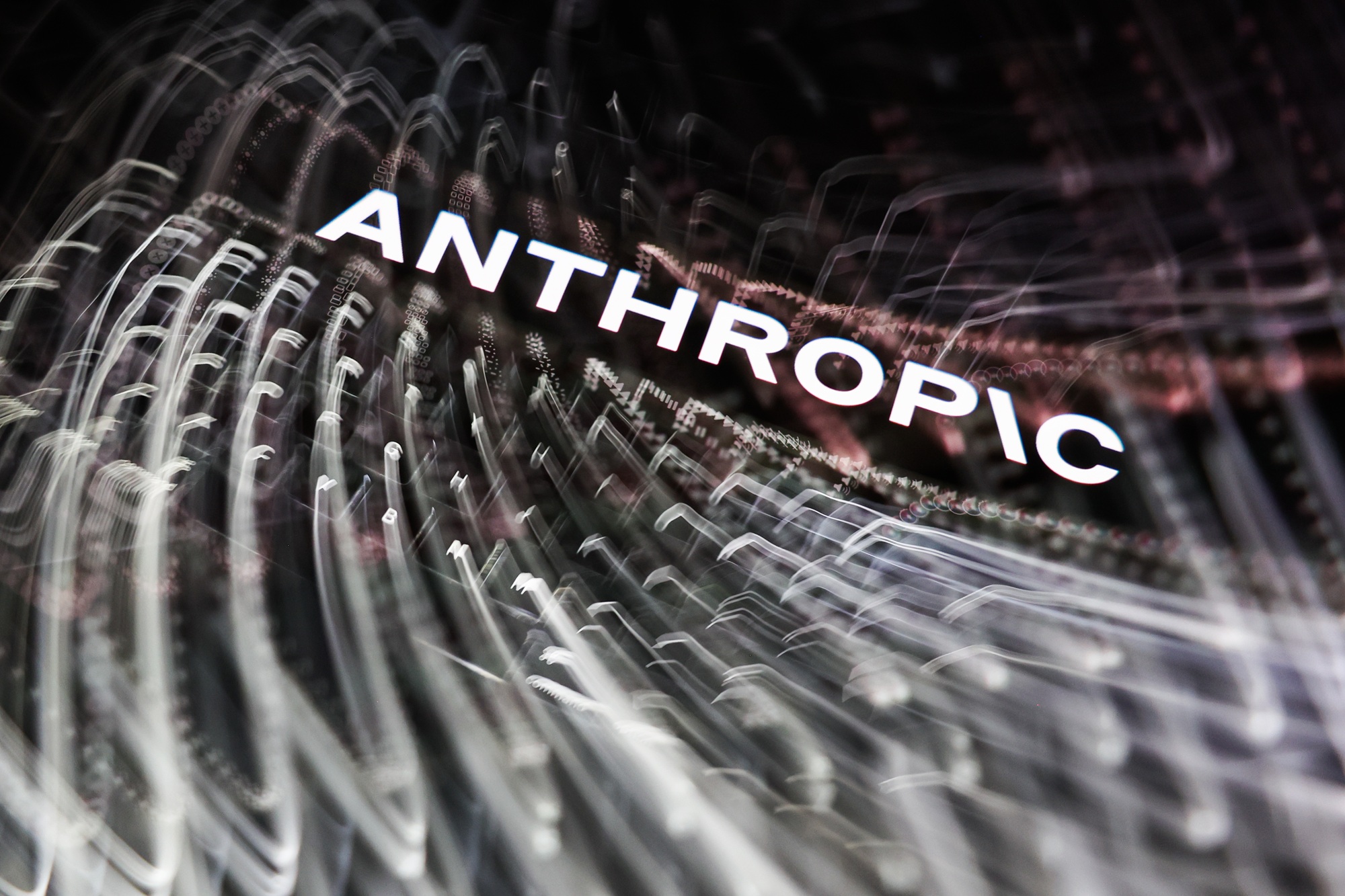 报告:Anthropic 建立预测式监控系统以监视活动人士